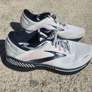 Brooks Cushion Support Sneakers in Iight Pink and Gray